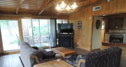 A Vintage Retreat within earshot of Rio Ruidoso -10 min walk to Midtown Ruidoso.
