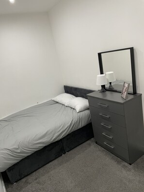 1 chambre, fer et planche Ă repasser, Wi-Fi gratuit, draps fournis