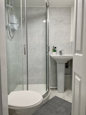 Douche, serviettes fournies, papier toilette