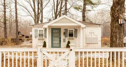 Studio · Cozy Waterfront Cabin • Couples • Spa • Hiking