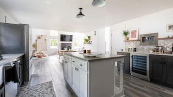Geladeira, micro-ondas, fogão, cooktop
