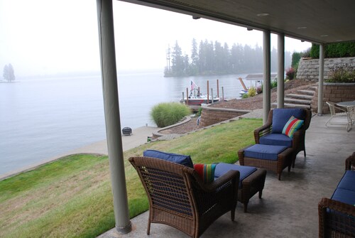 Prime Lakefront Basement Studio on Lake Tapps with Mountain Views
