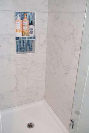 Dusche, Haartrockner, Handtücher, Seife