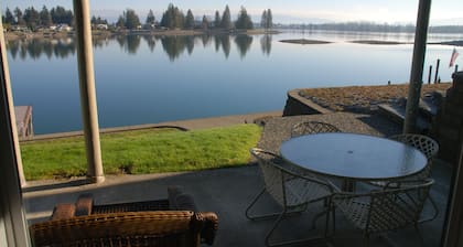 Prime Lakefront Basement Studio on Lake Tapps with Mountain Views