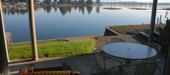 Prime Lakefront Basement Studio on Lake Tapps with Mountain Views