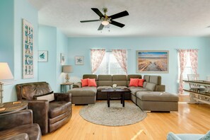 Una Smart TV, una mesa de tenis de mesa, libros, una oficina