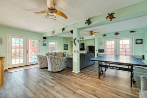 Game room - Heated Pool Oasis * Steps to Beach * Game Room Fun (Galveston)
