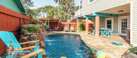 Una piscina al aire libre, una piscina climatizada