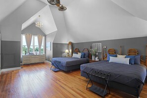 5 bedrooms, iron/ironing board, free WiFi, bed sheets