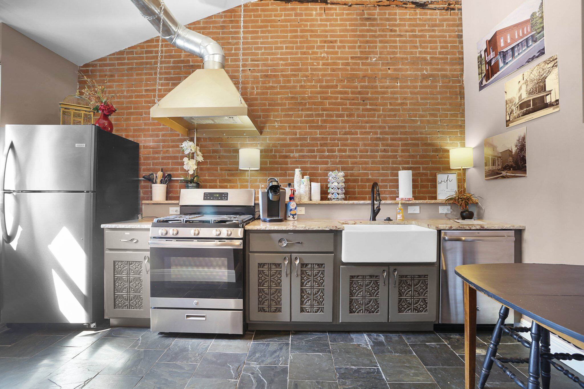 冷蔵庫、電子レンジ、オーブン、コンロ