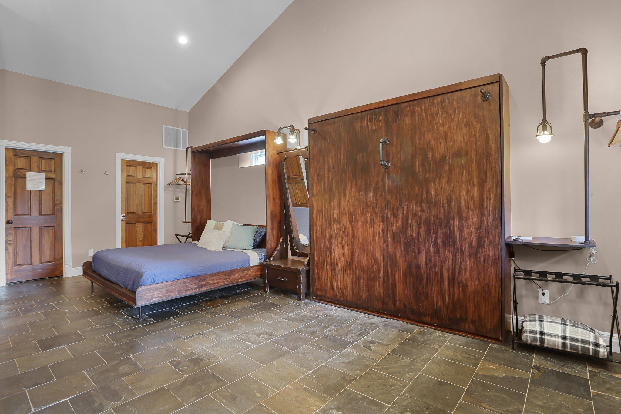 5 bedrooms, iron/ironing board, free WiFi, bed sheets