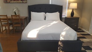 Room - Renovated guest house with kitchen / new bathroom (Los Angeles)