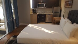 Room - Renovated guest house with kitchen / new bathroom (Los Angeles)