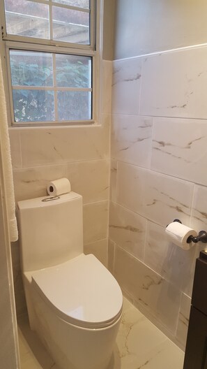 Shower - Renovated guest house with kitchen / new bathroom (Los Angeles)