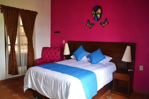 Cofres nos quartos, cortinas blackout, ferros/tábuas de passar roupa