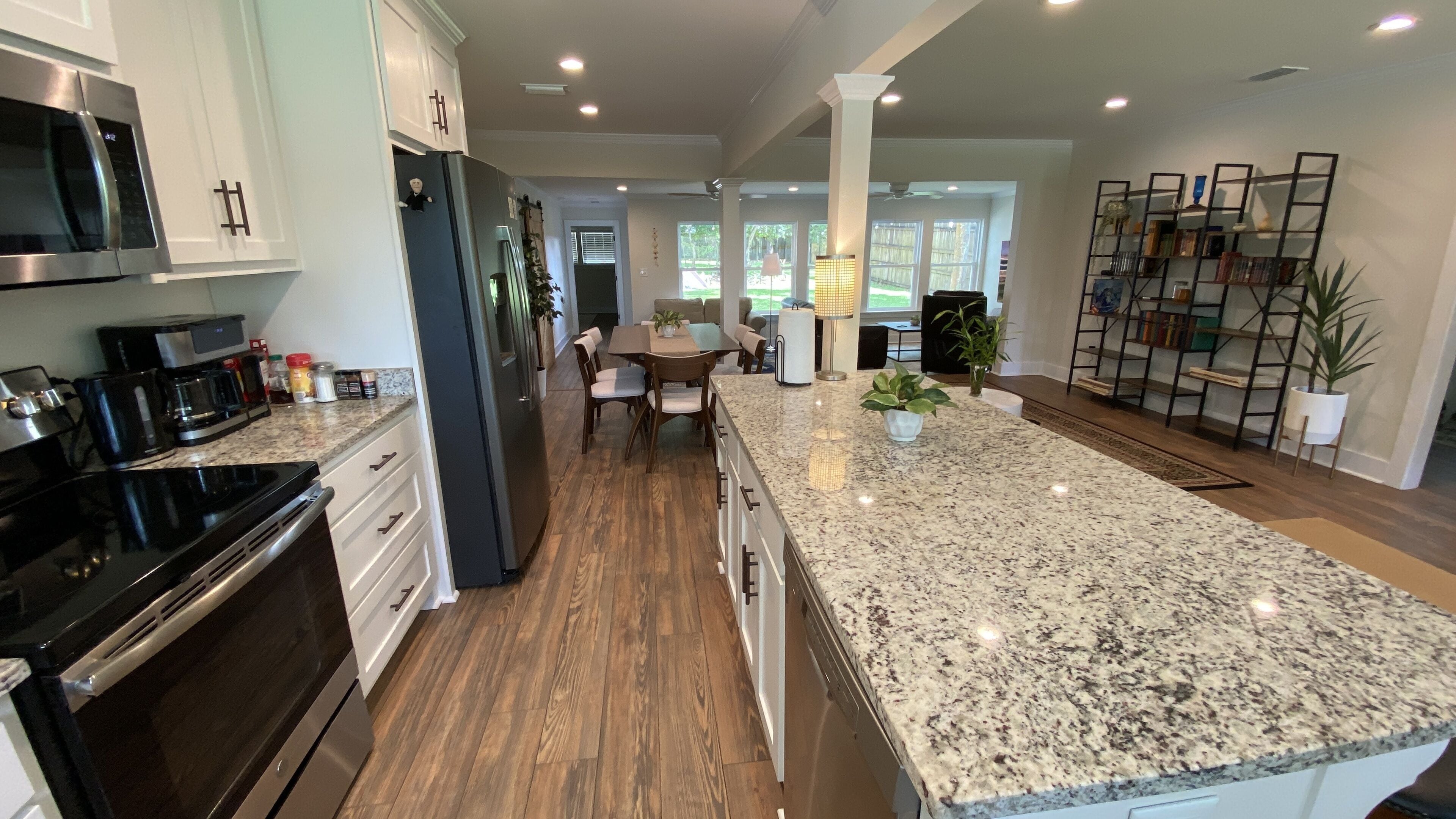 冷蔵庫、電子レンジ、オーブン、コンロ