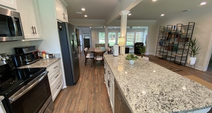 Modern 3 bedroom close to the bay and downtown!
