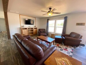 Een televisie en een kantoor