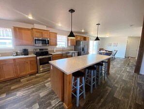 Een koelkast, een magnetron, een oven, een kookplaat