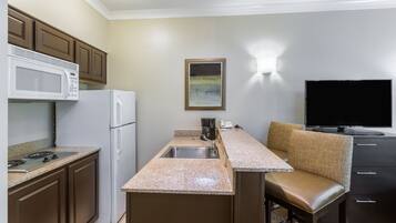 Fridge, microwave, stovetop, dishwasher