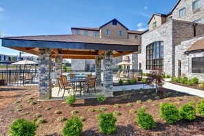 Outdoor dining - Great Location | Studio | Free Wi-Fi + Breakfast (Mount Juliet)