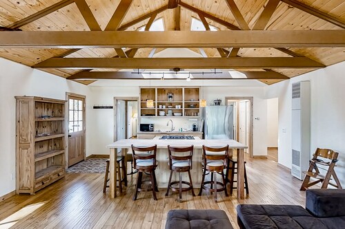 Mountainside home, dog-friendly, with deck, fireplace, washer/dryer, & WiFi