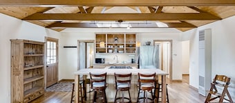 Mountainside home, dog-friendly, with deck, fireplace, washer/dryer, & WiFi