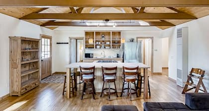Mountainside home, dog-friendly, with deck, fireplace, washer/dryer, & WiFi