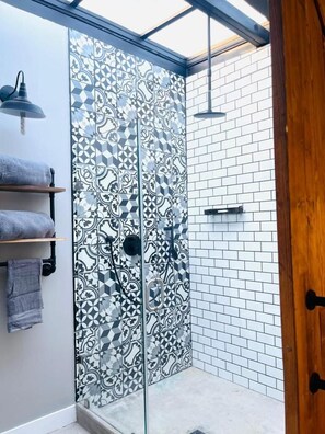 Romantic Cabin | Bathroom | Shower, hair dryer, towels - Finca Cazosa (Valle de Guadalupe)
