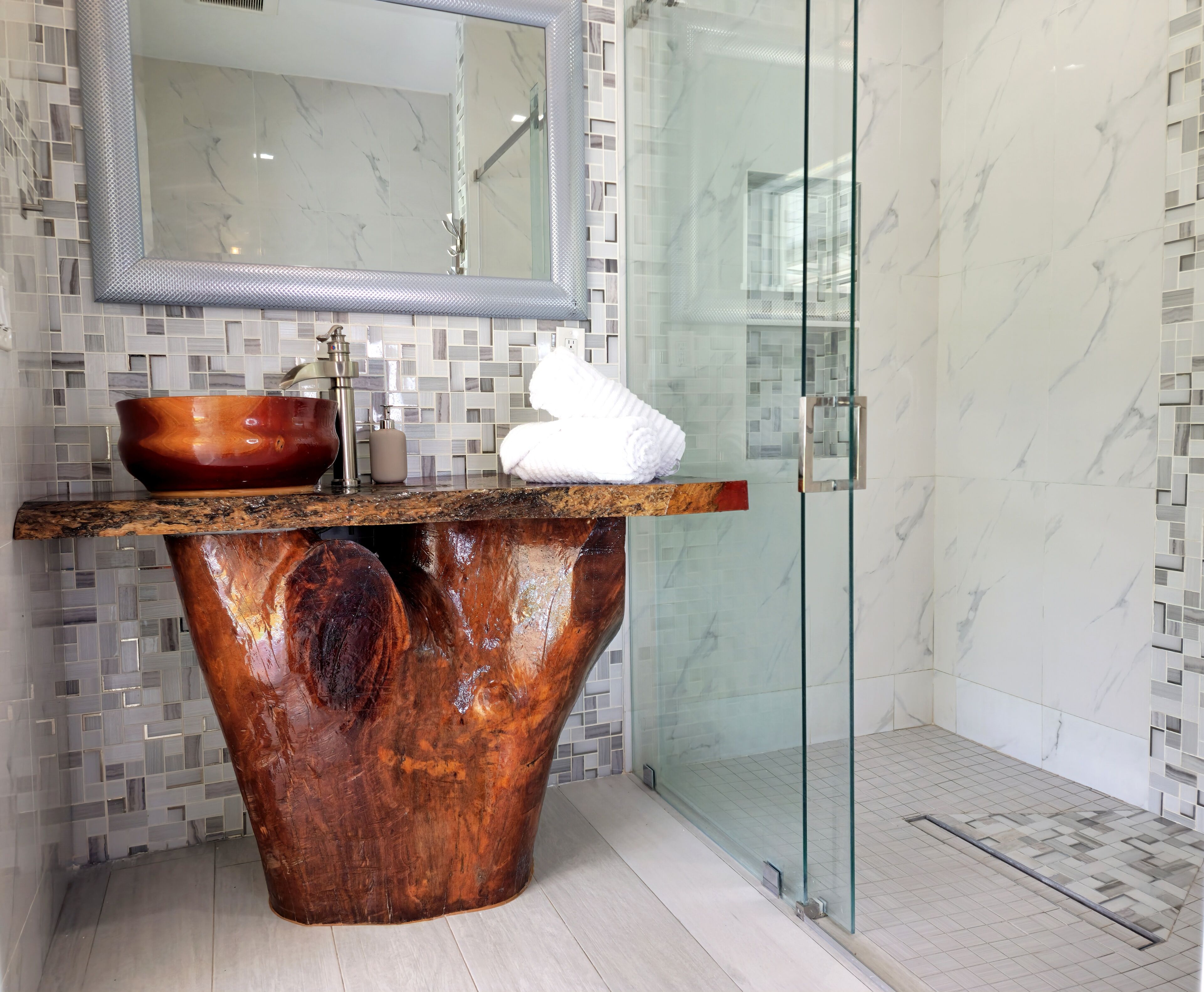 Baignoire, sèche-cheveux, bidet, serviettes fournies