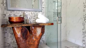 Baignoire, sèche-cheveux, bidet, serviettes fournies