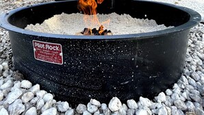 Un braciere da esterno nero con un'etichetta che riporta "Pilot Rock Site Products".