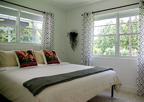 3 chambres, bureau, fer et planche à repasser, lit parapluie