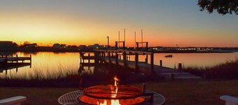 Sunset Views-Hot Tub-Game Room-Office-Private Dock