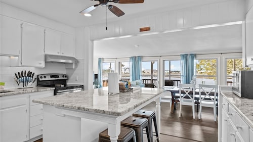 Big Oaks - Private Dock, Hot Tub & Sunset Views