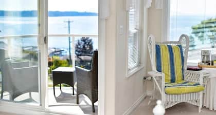 Star of the sea Guest house, Sea Forever King size bed with ocean view balcony!