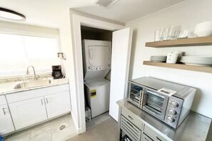 Réfrigérateur, four à micro-ondes, cafetière-théière