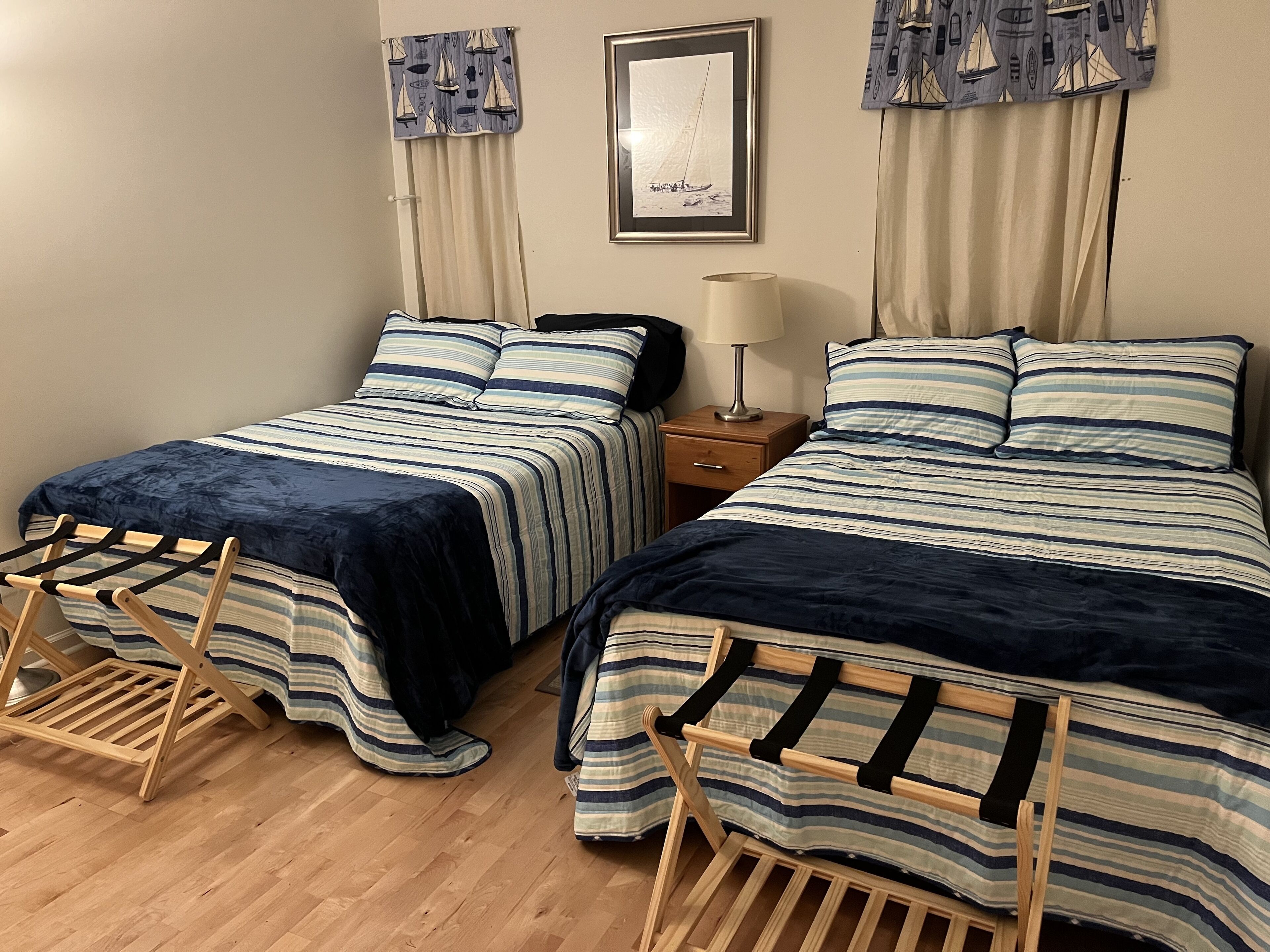 2 quartos, escrivaninha, ferros/tábuas de passar roupa