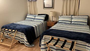 2 quartos, escrivaninha, ferros/tábuas de passar roupa