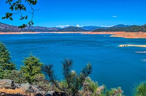 Un lac bordé de montagnes, avec une plage de sable.