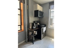 Refrigerador, microondas, horno y parrilla de estufa