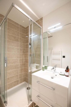 Shower, hair dryer, towels