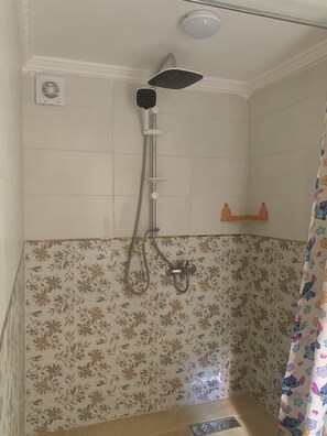 Duschwanne, Haartrockner, Bademäntel, Bidet