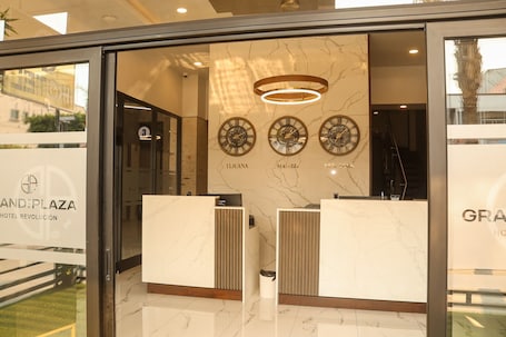 Recepción. Hotel Grand One Plaza