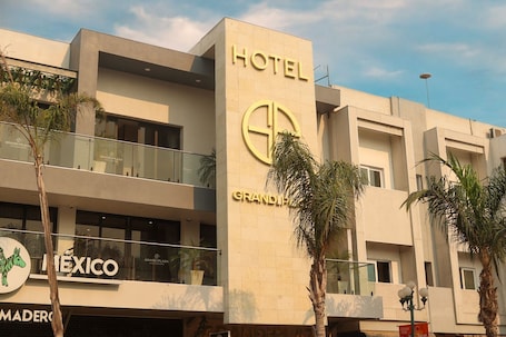 Fachada de la propiedad. Hotel Grand One Plaza