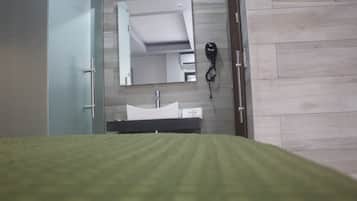 Deluxe Room | 1 bedroom, desk, iron/ironing board, free WiFi