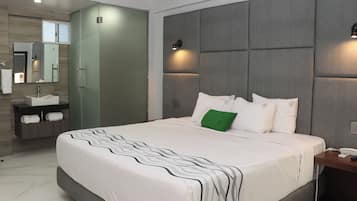 Habitación Deluxe | Escritorio, tabla de planchar con plancha, wifi gratis y ropa de cama