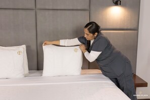 Comfort Room | Desk, iron/ironing board, free WiFi, bed sheets - Hotel Grand One Plaza (Tijuana)