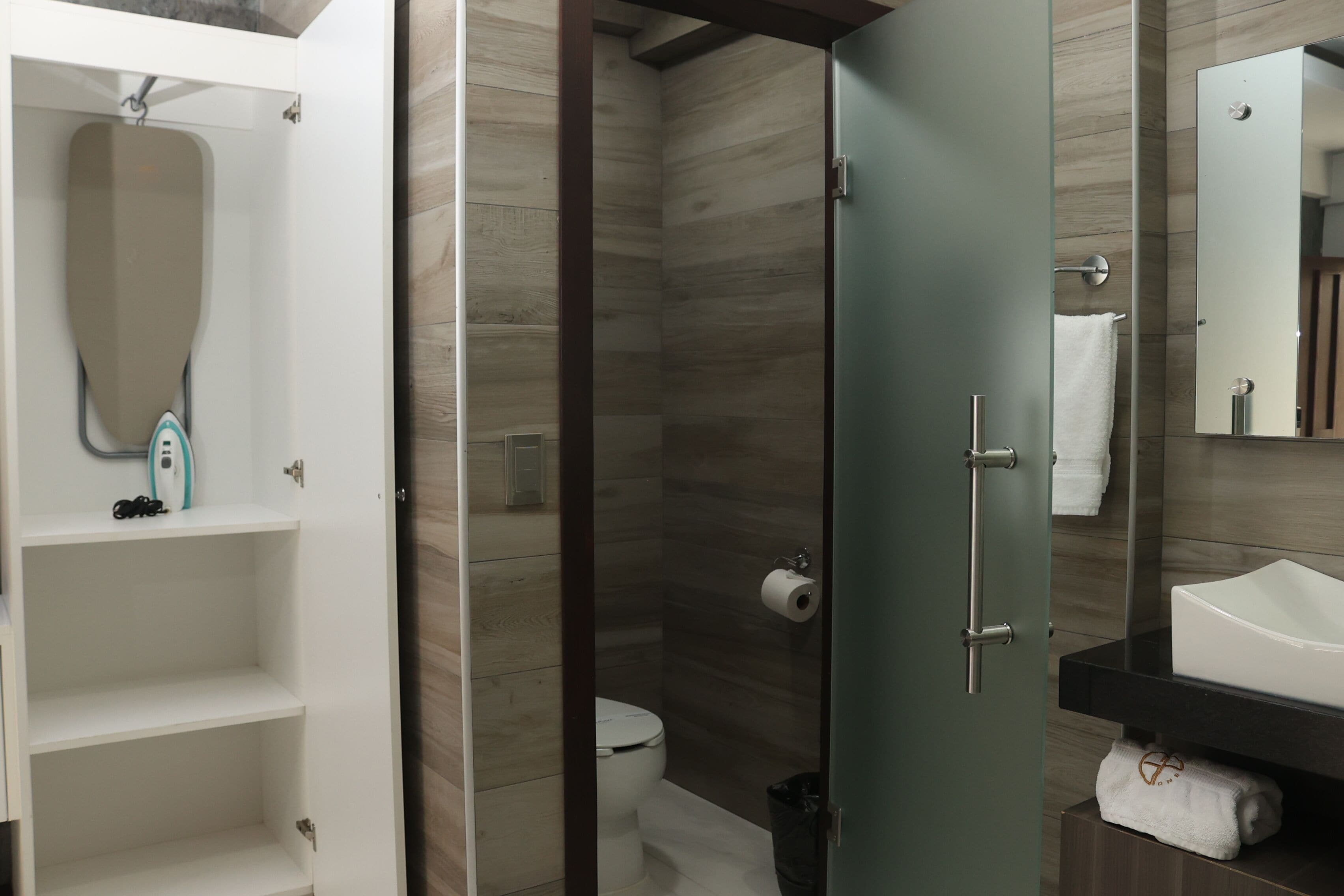 deluxe room | desk, iron/ironing board, free wifi, bed sheets