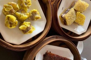 Tres platos en recipientes individuales.